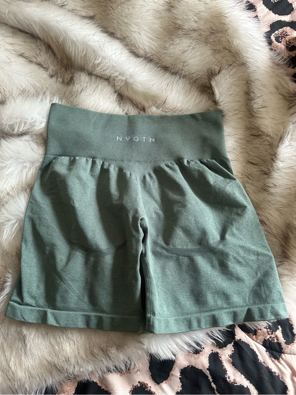 NVGTN Mid Rise Contour Seamless Shorts